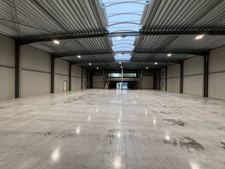 Dit magazijn met een oppervlakte van 721m² beschikt over een vrije hoogte van 6 meter en is uitgerust met 2 automatische sectionale poorten, een polybetonvloer en een lichtstraat die zorgt voor voldoende natuurlijk licht. Het magazijn beschikt ook over een mezzanine dewelke kan ingericht worden als kantoor met eronder ruimte voor sociale ruimte en sanitaire voorziening. Ruime parkeer- en manoeuvreerruimte op de verharde site.<br /><br />Het bedrijfsgebouw met een totale oppervlakte van 888 m² te Aalter is gelegen op een toplocatie. Vlakbij belangrijke verkeersknooppunten zoals de N44 (2min) en de E40 (6min) richting Oostende/Brussel, zorgt voor een uitstekende bereikbaarheid. Onmiddellijk beschikbaar.<br /><br />Heeft u interesse of wenst u graag meer details over dit aanbod? Aarzel dan niet om contact op te nemen met PANORAMA B2B voor bijkomende informatie, gedetailleerde plannen of om een vrijblijvend plaatsbezoek in te plannen. U kunt ons bereiken op het nummer 09 219 90 20.