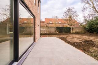 Deze 2 prachtige en royale nieuwbouwwoningen zijn gelegen in een rustige woonstraat, doch op slechts enkele minuten van de oprit van autostrade...