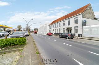 Dit prachtig historische pand 'Hof van Versailles' werd omgebouwd tot een modern kantoorgebouw(1000m² bruto - 811 m² netto) met hoogstaande,...