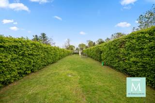 <p><span>Instapklare woning met 5 slaapkamers en zeer aangename tuin</span></p><p><span>Op zoek naar een tip top in orde woning vlakbij het centrum van Leest, vlakbij alle voorzieningen (scholen, winkels, openbaar vervoer,...) en vlakbij belangrijke invalswegen naar Antwerpen-Brussel-Leuven? </span></p><p><span>Welkom in dit prachtige gezinshuis in Mechelen, een moderne en gezellige woning die perfect aansluit op uw levensstijl. Dit huis biedt ruimte voor het hele gezin met maar liefst vijf slaapkamers, ideaal voor een groeiend gezin of voor gasten en werkruimte.</span></p><p><span>Het huis beschikt over een bewoonbare oppervlakte van 222 vierkante meter en is verdeeld over 3 verdiepingen.. Met een grondoppervlakte van 540 vierkante meter heeft u veel ruimte voor buitenactiviteiten en ontspanning. </span></p><p><span>De begane grond omvat een helderverlichte woonkamer met open verbinding naar de eetkamer, wat zorgt voor een aangename en sociale sfeer. De moderne keukenaanbouw beschikt over alle comfort om een lekkere maaltijd te bereken. U beschikt ook over een zeer ruime berging met ingemaakte kasten, een apart gastentoilet en een zeer ruime garage.</span></p><p><span>Op de eerste verdieping beschikt u over een grote overloop met ingemaakte kasten en apart toilet. Op deze etage beschikt u over 3 grote slaapkamers en een moderne badkamer met ligbad, douche en lavabomeubel met dubbele lavabo.</span></p><p><span>Op de tweede verdieping beschikt u nog eens over 2 slaapkamers waarvan 1 met ingemaakte kasten en die momenteel dienst doet als bureau.</span></p><p><span>De tuin is een echt juweel, omgeven door weelderige groene hagen die privacy en sereniteit bieden. Dit outdoor paradijs, met een uitgestrekte gazon en een verzorgde terras met zitmogelijkheden, is perfect voor ontspanning en buitenrecreaties. De onderhoudsvrij aangelegde terras biedt veel mogelijkheden voor het creëren van uw droomtuin.</span></p><p><span>Dit huis in Mechelen is echt een unieke gelegenheid voor gezinnen die naar een comfortabele thuishaven zoeken met moderniteit en natuur gebalanceerd in perfecte harmonie.</span></p><p><span>Interesse in deze parel? Aarzel zeker niet om ons te contacteren voor meer informatie of een bezoek!</span><span> (info@demakelaardij.be of 015/20.20.82)</span></p>