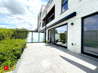 <p>Energiezuinig BEN-appartement met terras, garage en zonnepanelen in Velle (Temse)</p><p>In het rustige en aangename Velle (Temse) bevindt zich dit recente en instapklare gelijkvloerse BEN-appartement uit 2020. Dankzij de moderne afwerking, het hoge wooncomfort en de uitzonderlijke energiezuinigheid is dit een ideale woonst voor wie zorgeloos en duurzaam wil wonen.</p><p>Het appartement verwelkomt u met een lichtrijke leefruimte en een open indeling die zorgt voor een ruimtelijk gevoel. De moderne keuken sluit mooi aan op de leefruimte en biedt alle comfort voor dagelijks gebruik. Grote raampartijen zorgen voor veel natuurlijke lichtinval en een vlotte verbinding met het gezellige terras.</p><p>Buiten geniet u van een aangenaam terras met zonneluifel en een verzorgde groenstrook, ideaal om in alle rust te ontspannen.</p><p>Verder beschikt het appartement over twee volwaardige slaapkamers, een stijlvolle badkamer en een praktische indeling die perfect aansluit bij hedendaags wooncomfort.</p><p>Een absolute troef is de uitstekende energieprestatie: dit BEN-appartement behaalt een uitzonderlijk EPC van slechts 9 kWh/m². De vloerverwarming met een geothermische warmtepomp, gecombineerd met 6 private zonnepanelen op de garage, zorgt voor een uiterst energiezuinige en comfortabele woonervaring.</p><p>Kortom: een energiezuinig, modern en instapklaar appartement op een rustige locatie, ideaal voor eigen bewoning of als interessante investering.</p><p>Interesse? Contacteer ons vandaag nog voor een bezoek ter plaatse.</p>