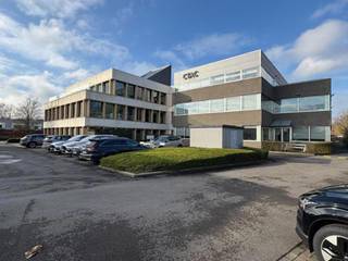 Instapklaar en gemeubeld kantoor te huur langs de E313 in Wommelgem, nabij afrit 18 en de R11. Het vrijstaand gebouw biedt kantoorruimtes van 331...