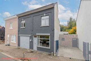 <p><strong>Century21ImmoNero stelt voor:</strong></p><p>Goed gelegen tussen het stadspark en het station van Groenendaal op loopafstand van winkels en scholen en het Zoniënwoud en tegenover een klein park, biedt deze TE RENOVEREN woning:</p><p>Begane grond: Woonkamer, keuken, garage voor een kleine auto (4m lang), een toilet en berging. Het huis heeft geen tuin. <br />Verdieping: 3 slaapkamers van 12m², 12m² en 11m², een dakterras en een badkamer. Ruime zolder waar nog 1 kamer gemaakt kan worden; <br />Kelder van 30m². Niet asbestveilig.  </p><p>Elektriciteit is conform, recente condensatieketel op gas Viesmann.</p><p>Voor meer info: www.kasteelstraat57.be<br /> </p>