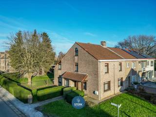 OP TE KNAPPEN GEZINSWONING MET VEEL POTENTIEEL NABIJ MAASTRICHT !We vinden deze halfopen woning met een bewoonbare oppervlakte van 202 m² terug op...