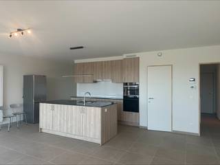 <p>Modern appartement in het centrum van Veurne met vrij zicht en een aangenaam terras.</p><p><br /></p><p>Dit appartement combineert hedendaags wooncomfort met een centrale ligging in Veurne. Dankzij de nieuwbouwafwerking van bouwjaar 2026 geniet u van een energiezuinige en onderhoudsvriendelijke woonomgeving. De lichtrijke leefruimte en open keuken creëren een aangename woonbeleving, terwijl het terras extra buitenruimte biedt om te ontspannen. Met twee slaapkamers, een praktische badkamer en een private staanplaats met berging is dit appartement ideaal voor wie comfortabel wil wonen.</p><p><br /></p><p>Belangrijkste ruimtes:<br />• Inkomhal met vlotte toegang tot de verschillende ruimtes.<br />• Lichtrijke living met open zicht en directe aansluiting op het terras.<br />• Keuken met praktische indeling en hedendaags comfort.<br />• Badkamer functioneel ingericht.<br />• Apart toilet.<br />• 2 slaapkamers geschikt als bedroom, kinderkamer of bureau.<br />• Terras om te genieten van het buitenleven.<br />• Staanplaats met buitenparking en extra berging.</p><p><br /></p><p>Mogelijkheid om een extra staanplaats bij te huren.</p><p><br /></p><p>Troeven:<br />• Nieuwbouwappartement van bouwjaar 2026.<br />* Zonnewering in de living<br />• Centrale ligging in Veurne met vrij zicht.<br />• Inclusief terras, berging en private staanplaats.</p><p><br /></p><p>Neem vandaag nog contact op met je ERA-makelaar voor meer informatie of een bezoek.</p><p><br /></p><p>AANMELDEN VIA DE ERA WEBSITE !!</p><p><br /></p><p>JOUW DROOMAPPARTEMENT. ZO GEVONDEN!</p>