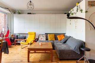 Locatie<br /><br />In de geliefde Expowijk (2020 Antwerpen), aan de Camille Huysmanslaan, bevindt zich deze slim ingedeelde studio met terras. Je woont hier op een uitstekende locatie, vlak bij enkele buurtwinkels, openbaar vervoer en parken. Bovendien geniet je van een vlotte verbinding naar het stadscentrum.<br /><br />Beschrijving<br /><br />Via de aparte inkomhal kom je de studio binnen. De lichtrijke leefruimte werd slim ingedeeld en beschikt over een discreet weggewerkte slaaphoek, waardoor je geniet van de nodige privacy zonder het open ruimtegevoel te verliezen. Verder beschikt de studio over een aparte badkamer en een praktische berging met aansluiting voor een wasmachine en droogkast. Als extra troef is er een aangenaam terras waar je in alle rust kan genieten. <br /><br />Belangrijke troeven<br /><br />- Slim geïntegreerde slaaphoek<br />- Extra Kelder <br />- instapklaar <br />- Zuid-oost geörienteerd terras <br />- Asbestveilig<br />- Elektriciteit conform <br /><br /><br />Verplichte vermeldingen <br />- EPC: 316 kWh/m²/jaar<br />- P-score: B<br />- G-score: B<br />- Stedenbouwkundige inlichtingen in aanvraag