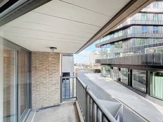 Centraal gelegen appartement met zijdelings zeezicht, midden in het commerciële centrum.Indeling: Inkomhal met gastentoilet. Lichte woonkamer met...