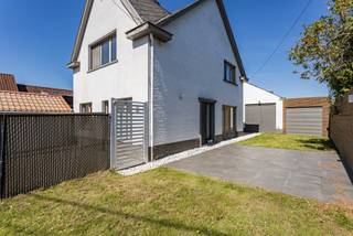 <strong>Op zoek naar een instapklare starterswoning met ruime opslagmogelijkheden in Asse?</strong> Ontdek deze charmante driegevelwoning in de rustige Heidekouter! Deze gezellige woning combineert het beste van twee werelden: een landelijke, rustige omgeving én een uitstekende bereikbaarheid naar scholen, winkels en openbaar vervoer. Ideaal voor wie comfortabel wil wonen met alles binnen handbereik.<br /><br /><span>Indeling<br /></span><br />Bij het binnenkomen wordt u verwelkomd in een aangename, lichtrijke inkomhal die toegang geeft tot de gezellige leefruimte (21,5 m²) en de volledig vernieuwde, moderne keuken uitgerust met alle comfort. Aansluitend bevindt zich een praktische berging. Op het gelijkvloers vindt u bovendien een bijzonder ruime badkamer met bad/douche en toilet.<br /><br />Op de eerste verdieping bevinden zich twee volwaardige slaapkamers (16 m² en 21 m²), beide voorzien van ingemaakte kasten. De zolderverdieping biedt extra potentieel en kan perfect worden ingericht als derde slaapkamer of hobbyruimte.<br /><br />Buiten beschikt de woning over een indrukwekkende opslagruimte van maar liefst 140 m². Ideaal voor zelfstandigen, hobbyisten of wie wonen en werken wil combineren.<br /><br /><span>Troeven</span><br />- Instapklaar<br />- Gunstig EPC – geen renovatieverplichting<br />- Ruime opslagplaats (140 m²)<br />- Minstens 2 staanplaatsen (uitbreidbaar)<br />- Aangename buitenruimte<br /><br /><strong>Kortom: een unieke kans voor starters of ondernemers die op zoek zijn naar ruimte, comfort en een strategische ligging.<br /><br /></strong>Interesse? Contacteer ons voor een bezoek ter plaatse! <strong><br />info@impromove.be - 02 887 80 56<br /><br /></strong>