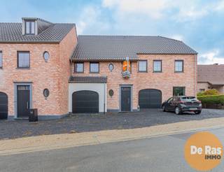 <br /><br />STEENHUIZE - Bent u op zoek naar een betaalbare nieuwbouwwoning op een rustige locatie met achteraan zicht op het groen en voorzien van alle moderne comfort, breng dan snel een bezoekje aan deze woning. Deze woning met kwaliteitsvolle materialen voldoet aan alle huidige regelgeving met betrekking tot isolatie - en ventilatienormen. Zo is de woning voorzien van warmtepomp met vloerverwarming, hoogrendementsglas, zonnepanelen, ventilatiesysteem enz... waardoor u hier terechtkomt in uiterst energiezuinige woning (BEN-woning).<br /><br />Naar indeling zelf beschikt deze woning op het gelijkvloers over een aparte inkomhal voorzien van een gastentoilet, een eerste ruime berg/wasruimte, een ruime inpandige garage, een zeer aangename leefruimte voorzien van een mooie open, volledig geïnstalleerde keuken en een kleine praktische aanpalende berging. Op de eerste verdieping bevindt zich naast de ruime overloop, 3 verzorgde slaapkamers, een extra dressingruimte, een apart toilet en een ruime badkamer voorzien van alle moderne comfort. Verder werd deze woning voorzien van een vaste trap naar de ruime zolder waar perfect nog ruimte is voor het creëren van een extra slaapkamer of een leuke hobbykamer.<br />De foto's van binnen zijn ter illustratie. <br /><br />Verder biedt de woning vooraan nog extra plaats voor het parkeren van 2 wagens en is natuurlijk de tuin, welke reeds voorzien is van een aangelegd terras en achteraan zicht op de velden een extra leuke troef.<br /><br />Tevens is er de mogelijkheid tot het bijkopen van een achterliggend perceel van +/- 25are, ideaal voor de dierenliefhebber!<br /><br />Kortom bent u op zoek naar een ruime nieuwbouwwoning voorzien van alle moderne comfort, aarzel dan niet en kome snel langs. Voor meer info, bezoek of inzage plannen 053/60.65.60<br /><br />Aankoop onder gesplitst stelsel: grondwaarde 110.000,00€(registratie) - constructiewaarde: 379.000,00€ ( 6 % BTW Mogelijk!)<br />Aansluitkosten nutsvoorzieningen: 3000,00€ (excl. BTW)