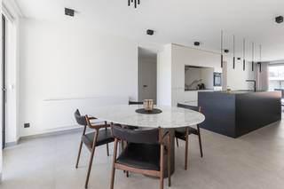 <p>Luxueus appartement in het centrum van Nieuwpoort met 3 ruime slaapkamers en 2 terrassen.</p>
<p> </p>
<p>Dit uiterst luxueus afgewerkte appartement uit 2025 combineert comfort, ruimte en een topligging in het hart van Nieuwpoort. Dankzij de twee ruime terrassen geniet je op elk moment van de dag van aangename buitenruimte en een zijdelings zeezicht. De leefruimte en moderne keuken vormen samen een stijlvolle en lichtrijke woonomgeving, ideaal als vaste woonst of tweede verblijf aan zee. Met drie volwaardige slaapkamers en twee badkamers biedt dit appartement alle comfort voor gezinnen of wie graag extra ruimte heeft. Bovendien is er een optie tot aankoop van een staanplaats in de residentie, een grote troef in deze toeristische zone nabij openbaar vervoer en de zeedijk. </p>
<p>Belangrijkste ruimtes:<br />• Ruime woonkamer met veel lichtinval en directe toegang tot het terras<br />• Moderne open keuken met kwalitatieve afwerking<br />• 3 zeer ruime slaapkamers met comfortabele indeling<br />• 2 stijlvolle badkamers<br />• Praktische berging<br />• Inkomhal met vlotte circulatie<br />• 2 ruime terrassen met aangename buitenbeleving<br />• Private kelder<br />• Mogelijkheid tot aankoop van een staanplaats in de residentie</p>
<p> </p>
<p>Troeven:<br />• Uiterst luxueus afgewerkt appartement<br />• Twee ruime terrassen en zijdelings zeezicht<br />• Centrale ligging in Nieuwpoort nabij zee, winkels en openbaar vervoer</p>
<p> </p>
<p>Neem vandaag nog contact op met je ERA-makelaar voor een bezoek.<br />058 222 222 of op gert@eraservimo.be</p>
<p> </p>
<p>JOUW DROOMAPPARTEMENT. ZO GEVONDEN!</p>
