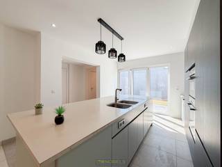 VOLLEDIG GERENOVEERDE GEZINSWONING centraal gelegen LANGS DE SCHELDE en op WADELAFSTAND VAN HET CENTRUM van Oudenaarde. De woning onderging in 2025 een TOTAALRENOVATIE en biedt vandaag een perfecte combinatie van MODERN WOONCOMFORT, KWALITATIEVE AFWERKING en ENERGIEZUINIGHEID. Met een verrassend RUIME INDELING en maar liefst VIJF VOLWAARDIGE SLAAPKAMERS is dit de ideale thuis voor GROTE GEZINNEN of voor wie extra ruimte wenst voor een bureau, hobbykamer of gastenverblijf. Dankzij de UITSTEKENDE LIGGING bevinden winkels, scholen, openbaar vervoer en tal van ontspanningsmogelijkheden zich vlakbij. Als EXTRA TROEF beschikt de woning over een GUNSTIG EPC-label B, wat garant staat voor een ENERGIEZUINIGE en TOEKOMSTGERICHTE WOONERVARING.<br />De indeling gaat als volgt: via de inkomhal met gastentoilet betreedt u de ruime en lichtrijke leefruimte met open ingerichte keuken. Verder bevindt zich op het gelijkvloers een praktische berging/wasplaats. Op de 1ste verdieping geeft de ruime nachthal toegang tot 2 slaapkamers en een modern ingerichte badkamer. De 2de verdieping biedt plaats aan nog eens 3 bijkomende slaapkamers.<br />Buitenshuis beschikt deze eigendom over een onderhoudsvriendelijke tuin en maar liefst 2 terrassen, waar u op elk moment van de dag kan genieten van het buitenleven. <br /><br />Adres: Eindrieskaai 7 te Oudenaarde<br /><br />EPC: 153kWh/m², G-score en P-score C, Geen renovatieverplichting van toepassing, Bestuursmaatregelen in het maatregelenregister: Nee
