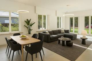 Gelegen in het rustige Waasmunster bevindt zich deze volledig gerenoveerde bungalow, die comfort, stijl en praktisch wonen perfect combineert. Bij...