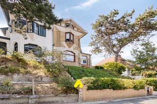 Maison mitoyenne idéalement située dans le quartier Dumont de De Panne, à distance de marche de la plage et du marché.<br /><br /><strong>Disposition de la maison :</strong>
<ul>
	<li><strong>Rez-de-chaussée</strong> : Vous entrez dans un hall d'entrée spacieux qui donne accès à un salon lumineux. La cuisine fonctionnelle s'intègre parfaitement à l'espace repas. De plus, au rez-de-chaussée, il y a un WC séparé pour les invités.</li>
	<li><strong>Premier étage :</strong> À cet étage se trouvent deux chambres spacieuses et lumineuses. La salle de bains est équipée d'une douche à l'italienne confortable, d'un toilette et d'un meuble lavabo.</li>
	<li><strong>Combles</strong> : Les combles offrent de nombreuses possibilités et peuvent parfaitement être aménagés en troisième chambre, atelier, bureau ou salle de jeux.</li>
	<li><strong>Espace extérieur</strong> : Le jardin ensoleillé avec agréable terrasse constitue l'endroit idéal pour profiter de moments de calme.</li>
</ul>
<br /><strong>ATOUTS :</strong>

<ul>
	<li>Emplacement calme et proche de tout</li>
	<li>Au cœur du quartier Dumont</li>
	<li>Idéal pour la location de vacances</li>
</ul>
ATTENTION : Ce bien nécessite une rénovation complète. Certaines photos de l’annonce ont été générées à l’aide de l’intelligence artificielle et sont uniquement destinées à illustrer une possibilité d’aménagement et de rénovation future.<br />L’installation électrique n’est pas conforme.