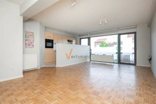 <p><span>Zeer centraal gelegen appartement in klassevol gebouw </span><span>met lift.</span></p><p><span> </span></p><p><span>Het appartement op de </span><span>2de verdieping links</span><span> bestaat uit :</span></p><p><span> </span></p><p><span>* 2 ruime slaapkamers </span></p><p><span>* woonkamer op parket met grote schuiframen</span></p><p><span>* ingerichte keuken</span></p><p><span>* grote badkamer met bad en dubbele lavabo</span></p><p><span>* berging en aparte wasplaats</span></p><p><span>* overdekte autostaanplaats (4) in gebouw bij aan te kopen (€25.000,-)</span></p><p><span>* tram in de directe nabijheid </span></p><p><span>* winkels op wandelafstand </span></p><p><span> </span></p><p><span>-> ENERGIEZUINIG appartement: EPC label A</span></p><p><span> </span></p><p><span>Momenteel verhuurd aan correct betalende huurders dus onmiddellijke opbrengst als investering of als eigenaar kan u het contract opzeggen voor eigen genot of voor een familielid.</span></p><p><span>-> om de privacy van de huurders te respecteren werden foto's van de verhuring gebruikt </span></p><p><span> </span></p><p><span>*De vermelde bewoonbare oppervlakte is gebaseerd op de bruikbare vloeroppervlakte zoals vermeld op het EPC-verslag</span></p><p><span> </span></p><p><span> </span></p><p><span> </span></p>