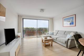 Op een <strong>unieke topligging op amper 100 meter van het strand en de Esplanade</strong> vinden we dit bijzonder aangename en instapklare, gemeubelde appartement op de <strong>7e verdieping van de residentie Calmeyn</strong>.<br /><br />Een appartement waar <strong>licht, ruimte en de nabijheid van de zee</strong> centraal staan. Dankzij de hoge ligging geniet u vanuit de leefruimte, het zonnige terras en de slaapkamers van een <strong>prachtig en vrij uitzicht over de duinen, met zicht richting zee</strong>.<br /><br />De elegante leefruimte baadt in het natuurlijke licht en beschikt over een mooie <strong>parketvloer</strong>. De ruimte sluit naadloos aan op de <strong>recent vernieuwde, open keuken</strong>, uitgerust met alle nodige toestellen. Via de leefruimte bereikt u het <strong>zongerichte terras</strong>, een heerlijke plek om in alle rust te genieten van de zon en het weidse duinenlandschap.<br /><br />Het appartement beschikt over een stijlvolle <strong>badkamer met douche en lavabomeubel</strong>, een afzonderlijk toilet en een praktische berging met aansluiting voor een wasmachine.<br /><br />De <strong>twee volwaardige slaapkamers</strong> bieden beide een aangenaam zicht richting zee en vormen een rustige en comfortabele slaapomgeving.<br /><br /><strong>OPTIE :</strong><br />Als extra troef bestaat er de mogelijkheid om een <strong>ondergrondse parkeerplaats en/of garage </strong>aan te kopen, een bijzonder praktische meerwaarde op deze gegeerde locatie.<br /><br /><strong>TROEVEN :</strong>
<ul>
<li><span><strong>Zongericht terras</strong> met uniek en vrij uitzicht over de duinen</span></li>
<li><span><strong>Zeezicht vanuit beide slaapkamers</strong></span></li>
<li><span>Lichtrijke leefruimte met stijlvolle parketvloer</span></li>
<li><span><strong>Vernieuwde open keuken</strong>, volledig uitgerust</span></li>
<li><span>Twee ruime slaapkamers</span></li>
<li><span>Instapklaar en volledig gemeubeld</span></li>
<li><span>Op slechts <strong>100 meter van strand en Esplanade</strong></span></li>
<li><span>Mogelijkheid tot aankoop van een <strong>ondergrondse parkeerplaats en/of garage</strong></span></li>
</ul>
<em>Een uitzonderlijke combinatie van comfort, licht en een bevoorrechte ligging aan zee.<br />Een ideale plek om elke dag opnieuw van het kustgevoel te genieten!</em>