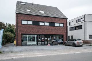 Dit ruime handelspand biedt een uitstekende gelegenheid voor diverse commerciële activiteiten (retail, showroom, kantoor,...) dankzij de...