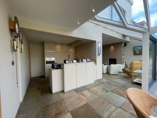 <strong>Instapklare halfopen woning met loods(248m²)</strong><br /><br /><strong>loods:</strong>
<ul><li>dak vernieuwd 2026 + geïsoleerd</li><li>drijfkracht</li><li>gepolierde vloer</li><li>voorzien van aparte wc</li><li>automatische garagepoort(4m hoog en 3,5m breed)</li></ul>
<br /><strong>woning:</strong>
<div><u>gelijkvloers</u>: inkomhal, slaapkamer/bureau, toilet, leefruimte met open keuken, veranda, badkamer, tweede keuken, tuin met toegang tot garage en loods<br /> </div>
<div><u>eerste verdiep</u>: tweede badkamer, 2 slaapkamers, bureau<br /> </div>
<div><u>tweede verdiep:</u> 1 slaapkamer met mogelijkheid tot nog 2 extra kamers</div>
<br /><strong>Troeven:</strong>
<ul><li>woning volledig verbouwd eind jaren '90</li><li>regenput 15.000l en steenput</li><li>droge kelder</li><li>ruime loods met elektrische poort(3,5 op 4 meter)</li><li>ruime kamers mogelijkheid</li><li>elektriciteit 100% conform</li><li>overal automatische rolluiken</li></ul>
<br />deze prijs is een vanafprijs