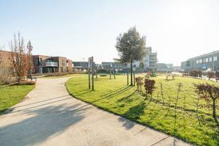 
In een rustige wijk in Roeselare-Rumbeke bevindt zich deze recente, volledig instapklare hoekwoning. Alle voorzieningen en verbindingswegen liggen vlakbij. Dankzij de prachtig aangelegde groenzone/speelzone voor kinderen aan de voorzijde geniet u hier van een open gevoel.

De woning werd gebouwd in 2015 en is tot in de puntjes afgewerkt. De voorbije jaren werden verschillende zaken vernieuwd en alles werd uitstekend onderhouden. Zo ervaart u het comfort van een ‘nieuwe’ woning zonder betaling van btw.

Technisch is de woning uitgerust met vloerverwarming, warmtepomp, 11 zonnepanelen en ventilatiesysteem type D, wat resulteert in een uitstekend energielabel A+. De elektrische keuring is conform, de woning is asbestvrij en de woning beschikt over domotica en een deurbel met camera.

Via de inkomhal met gastentoilet betreden we de woning. Op het gelijkvloers bevindt zich de lichtrijke leefruimte met grote raampartijen en zicht op de aangelegde tuin. In de leefruimte werd de tv-kabel netjes in de muur weggewerkt, wat zorgt voor een strakke afwerking. De recent vernieuwde keuken is volledig geïnstalleerd met kwalitatieve toestellen en sluit aan op een praktische berging.

Op de eerste verdieping zijn er vier volwaardige slaapkamers, elk met internet- en tv-aansluiting. De badkamer beschikt over ligbad, douche en dubbele lavabo. Het toilet is afzonderlijk. Daarnaast is er een bergruimte en een zolder, bereikbaar via schuiftrap.

De zuidwestgerichte tuin biedt achteraan extra privacy dankzij aangeplante bomen. U vindt er een ruim terras en een tuinberging. De tuin is bereikbaar via een zijpoort en via de achterzijde, die ook toegang geeft tot de afzonderlijke garage. Op de recent aangelegde oprit is plaats voor twee wagens.

Kortom, een energiezuinige woning die comfort, ruimte en een uitstekende ligging combineert. Interesse? Contacteer Hyboma op 051 480 980.