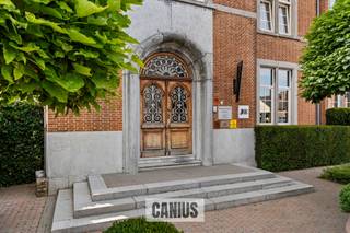 <p><span>KARAKTERVOL EIGENDOM, KLAAR VOOR EEN NIEUW VERHAAL</span></p><p><span> </span></p><p><span>Op de Hasseltsesteenweg te Sint-Truiden bevindt zich ter hoogte van huisnummer 61 het alom gekende restaurant “De Fakkels”. Deze charmante open bebouwing werd opgericht in de jaren dertig en is gelegen op een perceel van ruim 17 are. Met dank aan de centrale ligging geniet je hier van een uitstekende visibiliteit en een vlotte bereikbaarheid nabij het historisch stadscentrum van Sint-Truiden.</span></p><p><span> </span></p><p><span>Het pand doet momenteel dienst als handelspand en woonst. De combinatie van de huidige bestemming, de ruime indeling en de centrale ligging maken dit eigendom uiterst geschikt voor wie wonen en werken wil combineren, maar biedt eveneens mogelijkheden voor een commerciële invulling of een residentiële herbestemming.</span></p><p><span> </span></p><p><span>Bij aankomst worden we verwelkomd door een statige open bebouwing, omgeven door een perfect onderhouden en volledig aangelegde tuin. Via de authentieke toegangsdeur betreden we het pand, waar meteen de harmonie tussen interieur en exterieur opvalt. De charmante gevel wordt binnenin verdergezet door een stijlvol interieur en talrijke authentieke elementen. Zo springen onder meer de karaktervolle glas-in-loodramen, originele deuren, prachtige parketvloeren, de lichtrijke erker en de gezellige haard onmiddellijk in het oog. Samen zorgen deze elementen voor een bijzonder sfeervol en coherent geheel.</span></p><p><span> </span></p><p><span>Momenteel heeft de gelijkvloerse verdieping de functie van restaurant. Zo is er enerzijds een professionele keuken en anderzijds verschillende restaurantzalen die allemaal genieten van een karaktervolle, huiselijke sfeer met een hoogwaardige afwerking. Als aanvulling aan het restaurant is er op de eerste verdieping een afzonderlijke feestzaal alsook de aanwezigheid van de nodige sanitaire voorzieningen. Naast de commerciële ruimtes beschikt dit pand over een volwaardig woongedeelte gelegen op de eerste en de tweede verdieping. Het betreft een ruim duplexappartement met vier/vijf slaapkamers en een terras.</span></p><p><span> </span></p><p><span>Een absolute troef is de magnifieke, volledig aangelegde tuin die geniet van een zuidoostelijke oriëntatie. Behalve het vele groen en de zorgvuldig aangelegde beplanting is er de aanwezigheid van een terras dat men momenteel bij het restaurant betrekt. Tevens werd er voldoende parkeergelegenheid op eigen terrein gecreëerd wat een aanzienlijke meerwaarde vormt voor zowel commerciële als residentiële doeleinden.</span></p><p><span> </span></p><p><span>Interesse om dit veelzijdig pand vol charme, ruimte, commerciële mogelijkheden én woonpotentieel te ontdekken? Een unieke kans voor ondernemers, investeerders of uitbaters die op zoek zijn naar een pand met een eigen identiteit en klaar zijn om er een nieuw verhaal te schrijven. Wenst u meer info of een vrijblijvende bezichtiging? Contacteer Canius op het nummer </span><span>011 36 24 24</span><span> of via e-mail<span>info@canius.be</span></span><span>. Onze medewerkers helpen u graag verder.</span></p><p><span> </span></p><p><span>De vermelde oppervlaktes zijn slechts een indicatie. Canius Real Estate kan niet verantwoordelijk gesteld worden voor de juistheid van de door zijn verstrekte gegevens.</span></p><p><span> </span></p><p><span> </span></p><p><span> </span></p>