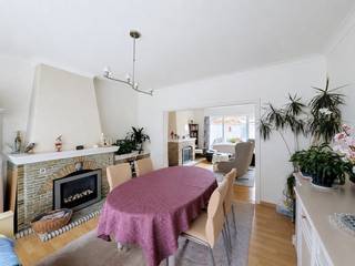 Deze te renoveren gezinswoning met aanzienlijk potentieel is centraal gelegen in Nieuwpoort-Stad, op korte wandelafstand van het Marktplein, de Kaai en nabij winkels en openbaar vervoer.<br />De woning omvat een inkomhal met traphal. Op het gelijkvloers bevindt zich een ruime en lichtrijke leefruimte met eetplaats en zithoek, aansluitend op de keuken. Vanuit de keuken heeft u toegang tot de koer, die eveneens toegang biedt tot een afzonderlijke wasplaats.<br />Op de bovenverdieping bevinden zich drie slaapkamers en een badkamer met douche en toilet.<br />Mogelijkheid tot aankoop van een afzonderlijke garagebox op korte wandelafstand van de woning, gelegen in de Willem De Roolaan 17. De garage heeft een afmeting van ca. 2,75 m x 6,00 m.<br />Deze stadswoning biedt een unieke kans voor wie op zoek is naar een woning met veel potentieel op een centrale locatie.<br /><em>Enkele foto's in deze publicatie werden digitaal opgeruimd en kunnen afwijken van de werkelijkheid. </em>