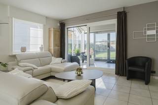 Kom deze woning ontdekken tijdens de Pre-sale op zaterdag 29/11 tussen 9u en 10u30, enkel op afspraak. Ruime instapklare villa met 6 kamers...