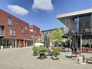 Ontdek deze uitzonderlijke commerciële ruimte van 105m², strategisch gelegen in het hart van Tessenderlo. Deze toplocatie binnen een...