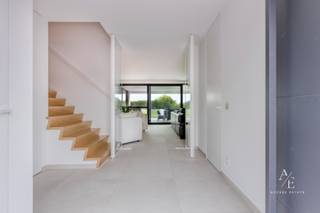 Interesse? Contacteer Cindy Petereyns via 0475 20 55 35 (sms of WhatsApp) voor meer informatie of een bezichtiging!<br /><br />Ontdek deze uitzonderlijke BEN-villa uit 2023, waar hedendaagse architectuur, hoogwaardige afwerking en energiezuinig wonen perfect samenkomen. Gelegen op een perceel van 1.197 m² en met een bewoonbare oppervlakte van 289 m², geniet u hier van rust, ruimte en een uitstekende bereikbaarheid dankzij de nabijheid van de E17 en R4.<br /><br />De lichtrijke leefruimte met ingebouwde haard sluit naadloos aan op de exclusieve keuken van Villa Interno en biedt via de grote raampartijen een prachtig zicht op het overdekte terras en de zonnige, zuidgerichte tuin. Op het gelijkvloers bevindt zich bovendien een bureau of praktijkruimte die ook als extra slaapkamer kan dienen.<br /><br />Op de 1e verdieping vindt u drie ruime slaapkamers, waaronder een stijlvolle master suite met maatwerkkasten, en een luxueuze badkamer met vrijstaand bad en ruime inloopdouche.<br /><br />Deze instapklare villa behaalt een EPC A van slechts 5 kWh/m²/jaar en is volledig uitgerust met de modernste technieken, waaronder vloerverwarming, warmtepomp, zonnepanelen, ventilatiesysteem D, domotica, alarm en videofoon. Daarnaast beschikt de woning over twee garages, een geïntegreerde carport en ruime parkeergelegenheid.<br /><br />Bent u op zoek naar een exclusieve villa waar luxe, comfort en duurzaamheid centraal staan? Dan is deze unieke woning in het groene Laarne beslist een bezoek waard.<br /><br />https://youtu.be/2fnW1kn_78s<br /><br />Interesse? Contacteer Cindy Petereyns via 0475 20 55 35 (sms of WhatsApp) voor meer informatie of een bezichtiging.