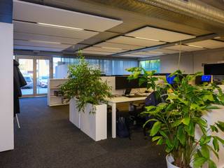 Gelegen op de hoek van de Ring van Roeselare (R32) staat dit instapklaar kantoor te huur van ca.540 m² met schitterende visibiliteit.Parking aanwezig op de site.Publiciteitsruimte op de totem is voorzien.Specificaties kantoor:- gelijkvloerse ruimte links van ca.180m² - instapklaar- veel lichtinval door ramen voor- en achteraan + op de zijgevelIndeling:- open kantoorruimte - aparte burelen/vergaderzalen- kitchenette- sanitair aanwezig Vlot bereikbaar met de wagen en het openbaar vervoer.Bent u op zoek naar bedrijfsvastgoed bestaande uit een kantoor te huur in Roeselare? Aarzel dan niet om ons te contacteren op het nummer 051 21 22 23.