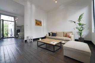 Pretty furnished apartment in the trendy South. At the front a spacious living room (approx. 24m²) with lots of natural light on an authentic wooden floor. Very spaceous feeling thanks to the high ceilings. Design kitchen with all appliances: fridge with freezer, oven, microwave, dishwasher and gas stove. Smaller kitchen accessories are also available. Through the kitchen we get access to the terrace / balcony where you can dine perfectly with 2 people. Sleeping space where every place is well utilized. For example, a small dressing room was built with a closed storage room with washing machine. Bathroom equipped with shower, washbasin with furniture and toilet. Super location, close to all kinds of hip, vintage, cozy restaurants and shops. Available from 1st of february 2026.