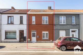 <p>Op zoek naar een betaalbare en instapklare woning op een centrale ligging in Ninove? Deze woning in de Pollarestraat is ideaal voor starters, jonge gezinnen of als investering, met een praktische indeling en interessante extra ruimtes.</p>

<p>De woning beschikt over een vernieuwde centrale verwarming op gas en een EPC-label C, waardoor er geen renovatieverplichting geldt. De elektrische installatie is conform tot 2037, wat zorgt voor extra zekerheid.</p>

<p>Binnenin vindt u een leefruimte, keuken en badkamer op het gelijkvloers. Op de verdiepingen bevinden zich meerdere slaapkamers, met bijkomende mogelijkheden op de zolderverdieping.</p>

<p>Achteraan is er een ruime berging/atelier aanwezig, geschikt als stockage, hobbyruimte of kleine werkplaats. De stadstuin vormt een aangename buitenruimte.</p>

<p>De ligging is een belangrijke troef: op wandelafstand van het centrum van Ninove, met vlotte verbinding naar invalswegen, winkels, scholen en openbaar vervoer.</p>

<p>Troeven:<br />Instapklaar en betaalbaar<br />EPC C – geen renovatieverplichting<br />Centrale verwarming op gas (recent vernieuwd)<br />Elektriciteit conform tot 2037<br />3 slaapkamers mogelijk<br />Ruime berging/atelier<br />Stadstuin<br />Centrale ligging vlakbij centrum en voorzieningen<br /><br />De woning is momenteel verhuurd en wordt beschikbaar bij einde huur. Dit maakt het pand extra interessant voor investeerders die op zoek zijn naar een eigendom met onmiddellijk rendement.</p>