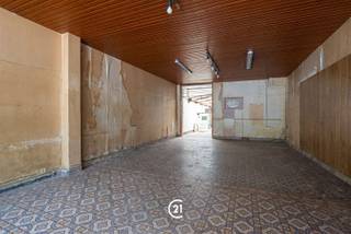 <p>Projectgrond in het centrum van Zottegem!</p><p>Langs de Heldenlaan vindt u dit pand met een perceeloppervlakte van 390m² en veel mogelijkheden. Het bestaande pand, dat voorheen dienst deed als bloemenwinkel, omvat naast de handelsruimte op het gelijkvloers ook een eerste verdieping en een zolderverdieping. Achteraan bevindt zich een ruime opslag- en werkplaats die doorloopt tot achteraan het perceel. Een extra troef is de doorgang naar de achterliggende straat, Vestenstraat, waardoor het perceel langs twee zijden bereikbaar is.</p><p>Volgens de geldende stedenbouwkundige voorschriften kan hier een project met maximaal vier bouwlagen worden gerealiseerd, waarbij op het gelijkvloers een andere functie dan wonen dient te worden voorzien.</p><p>Interesse? Contacteer ons voor het verkrijgen van bijkomende informatie en/of het inplannen van een bezoek ter plaatse.<br /> </p>