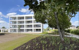 Laatste kans om op deze toplocatie langs de Moervaart te wonen. Het appartement is gelegen op de 3<sup>de</sup> en hoogste verdieping en beschikt over een zuidgericht ruim overdekt leefterras met uniek en uitgestrekt zicht op de achterliggende velden en binnentuin. Dit appartement D 3.4 (85m²) in Residentie Zoete Vaart IIII Blok D heeft een grote leefruimte met een open volledig ingerichte keuken en zuidgericht terras (18m²) met zicht over het water en achterliggende velden. Er zijn 2 slaapkamers, inkomhal met vestiaireruimte, apart toilet, ruime berging, badkamer met inloopdouche en badmeubel met dubbele lavabo.<br />Het app. wordt volledig afgewerkt aangeboden tot en met laminaat in de slaapkamers en overal voorzien van vloerverwarming. Rondom het gebouw is de tuin volledig aangelegd met fietsenstallingen en ondergrondse afvalcontainers. Ondergronds zijn staanplaatsen voorzien welke mee dienen aangekocht te worden. Indien gewenst kan je ook een ondergrondse kelderberging aankopen. <strong>Beschikbaar bij akte. Kies zelf nog de mee in de prijs voorziene keuken!</strong><br />Prijs excl. aankoopkosten en btw. Bezoek ons kijkappartement! Maak je afspraak hier: https://durabrik.immo/moerbeke-kijkwoning<br />Heb je vragen? Contacteer dan je bouwadviseur via 09 280 60 60 of info@durabrik.be<br />*De beelden en oppervlaktes zijn indicatief.