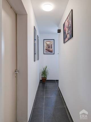 In een <strong>kleinschalige residentie</strong> in het <strong>centrum van Hoeselt</strong> vinden we dit duplexappartement terug. Het appartement is ideaal gelegen met alle voorzieningen binnen handbereik. Zo vind je op wandelafstand een bakker, apotheek, supermarkt...en bereik je de E313 op 1,5 km rijden. Ook natuurliefhebbers worden hier niet vergeten met <em>Natuurgebied De Demervallei<strong> </strong></em>op slechts enkele minuten.<br /><br /><u><strong>Indeling</strong></u><br />Het appartement is gelegen op de 2de en 3de verdieping, bereikbaar via de trap.<br /><br />Bij het betreden van het appartement kom je terecht in de <strong>inkomhal</strong>. Deze geeft toegang tot de <strong>woonkamer</strong>, waar je geniet van veel natuurlijk lichtinval dankzij de grote raampartijen. Vanuit de inkomhal is er eveneens toegang tot de <strong>badkamer</strong>, voorzien van een douche, dubbele wastafel, toilet en aansluiting voor wasmachine en droogkast. Achteraan bevindt zich de <strong>keuken</strong> met <strong>eetruimte</strong>. Via de keuken heb je toegang tot het gezellige, overdekte <strong>terras</strong> (ca. 11m²). Via de trap in de inkomhal bereik je de dakverdieping. Hier bevindt zich een extra ruimte dewelke momenteel is ingericht als zithoek, maar eveneens perfect dienst kan doen als bureauruimte. Verder vind je hier <strong>twee slaapkamers</strong> (ca. 14m² en 19,5m²).<br /><br />Tot slot beschikt het appartement over een privatieve <strong>kelderbering</strong>.<br /><br /><strong>TROEVEN:</strong><br />- EPC B, dus géén renovatieverplichting<br />- Vernieuwd dak (2025) en nieuwe gascondensatieketel (2026)<br />- Kleinschalige residentie (4 entiteiten)<br />- Ideaal voor starters of zij die een slimme investering zoeken. Het appartement is momenteel immers verhuurd.