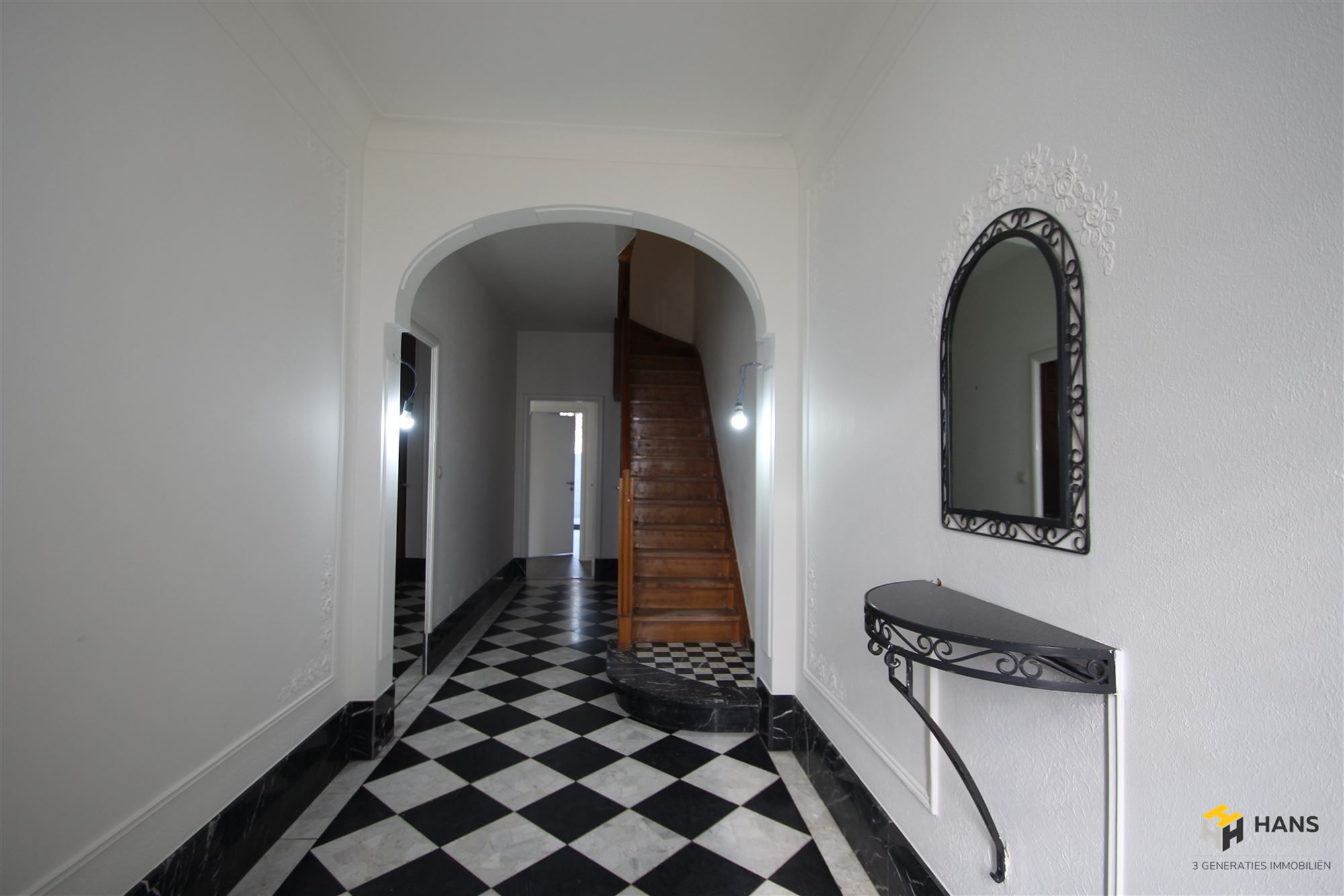 Tot in de puntjes gerenoveerd appartement (60m²) met 2 slaapkamers, overdekt terras en tuin op gunstige locatie in Merksem! - foto 2