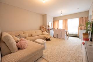 Lichtrijk appartement in het centrum van Zulte! Het appartement heeft volgende indeling: inkom met berging, leefruimte, keuken, recent...