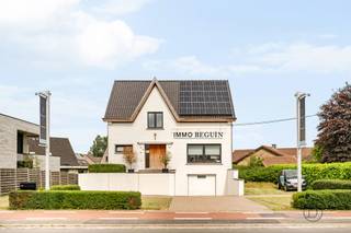<p>Dit kantoorgebouw + appartement/extra kantoor met parking en tuin is ideaal commercieel gelegen genietend van visibiliteit. <br />Tevens ideale opbrengsteigendom bestaande uit 2 huisnummers.</p><p>* Gelijkvloers: Handige kelder/garage, + veel bergruimte<br />* Verdiep 1: leuk ingerichte kantoorruimtes met keuken en sanitaire voorzieningen, <br />* Verdiep 2: extra ingerichte kantoorruimte/appartement met keuken, badkamer en eventuele slaapkamer</p><p>Voorzien van zonnepanelen, aparte tellers, cv aardgas, conforme elektriciteit.</p><p>Bezoek na afspraak met Immo Beguin; charlotte@immobeguin.be</p>