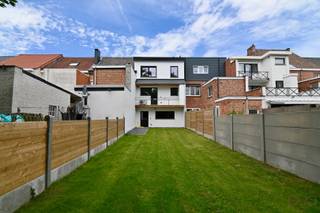 In de Hovenierstraat bevindt zich deze prachtige woning die van kop tot teen een totale renovatie heeft ondergaan. Een unieke kans voor wie op zoek is naar een kwalitatief afgewerkte woning aan 2% registratierechten.<br /><br />Renovatie<br /><br />De woning genoot een grondige, allesomvattende renovatie: nieuwe ramen en deuren, een volledig vernieuwd dak met zonnepanelen, vloerverwarming op de eerste verdieping, airco in de woonkamer en slaapkamers, nieuwe keuken en badkamer, vernieuwde technieken, vloeren, pleisterwerken, deuren en volledig geschilderd.<br />De woning is volledig instapklaar!<br /><br />Indeling<br /><br />Op het gelijkvloers kom je via de inkomhal terecht in de ruime garage, die naast zijn functie als stalplaats ook perfect dienst kan doen als stockageruimte en/of hobbyruimte. Vanuit de garage heb je tevens toegang tot de tuin.<br />Het leefgedeelte bevindt zich op de eerste verdieping en omvat een lichtrijke leefruimte en een open keuken. Aansluitend bij de keuken is er een aangenaam terras met zicht op de tuin. De leefruimte biedt een mooi uitzicht op de omliggende stadstuinen, wat het ruimtegevoel sterk vergroot.<br />Op de tweede verdieping vinden we twee ruime slaapkamers, elk voorzien van een dressing, en een nieuw ingerichte badkamer met inloopdouche.<br />Er is bijkomend een ruime droge kelder aanwezig.<br /><br />Ligging<br /><br />De woning is heel gunstig gelegen in het centrum van Sint-Truiden. Zowel voor- als achteraan de woning vind je een groene oase aan rust. Daarnaast ligt het station op wandelafstand, ligt er een Delhaize om de hoek en liggen de scholen en het stadscentrum op wandel- en fietsafstand.<br /><br />Overtuig uzelf van dit prachtige pand en maak een afspraak via 011 70 70 19.