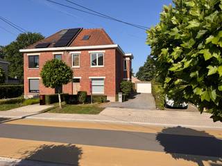Bezoekdag 6 juni enkel na afspraak: bel 09 279 11 22 of info@centeroffice.be<br />Deze woning is gelegen in de Koning Albertlaan in het centrum van De Pinte. Op wandelafstand van alle winkels, de tennis, Het station, dokters. Het perceel heeft een oppervlakte van 440m2 en de tuin is zuidwest georiënteerd. De woning beschikt over 3 slaapkamers en 2 badkamers. 1 badkamer op het 1ste verdiep en 1 badkamer op het gelijkvloers. De uitbouw achteraan zou een prachtige leefkeuken eetplaats kunnen worden met een plafond tot in de nok. De woning heeft ook een aparte garage. Elektriciteit conform, GEEN ASBEST, EPC: 387 kwh/m2 per jaar, geen voorkooprecht, keuring gas conform