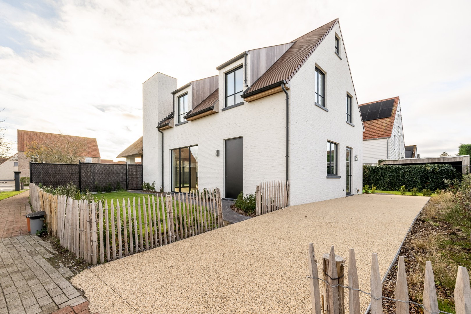 Nieuwbouwvilla gelegen op een ruim perceel te Knokke dichtbij het centrum. - photo 5