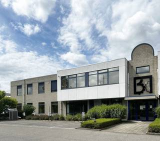 Erg ruim kantoor te huur in het bedrijvenpark ‘De Zillen’, met een makkelijke bereikbaarheid nabij de oprit E17 en E34. <br />Specificaties: <br />- Kantoor opp. 1.255 m², - grond oppervlakte perceel: 13.000 m², - Aluminium schrijnwerk met dubbele beglazing, - Airconditioning, - Zonnepanelen aanwezig, <br />- Kitchenette van 40m², - Privatief sanitair m/v en <br />- Gas-, water-, en elektriciteitsaansluiting. <br />Huurprijs totale opp. (1.255 m²) = 8.889 euro per maand. <br />Huurprijs 400 m² = 2.833 euro per maand. <br />Benieuwd naar dit bedrijfsvastgoed te huur in Mol? <br />Contacteer info@immodelestre.be of 054 33 62 52. <br />www.immodelestre.be<br />