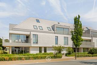 Ruimte, licht en een hoogwaardige afwerking komen samen in dit uitzonderlijke hoekappartement van ca. 132 m², gelegen op de tweede verdieping van Residentie AQUILO in het geliefde Sint-Idesbald.<br /><br />De royale leefruimte met open keuken vormt het hart van de woning en baadt dankzij de hoekligging in natuurlijk daglicht. Aansluitend geniet u van een ruim terras van ca. 20 m², een heerlijke plek om in alle rust van de buitenlucht te genieten.<br /><br />Het appartement beschikt over twee volwaardige slaapkamers, elk met een eigen badkamer, wat zorgt voor een optimaal wooncomfort en extra privacy. De ene badkamer is uitgerust met een praktische inloopdouche, terwijl de tweede badkamer uitnodigt tot ontspanning dankzij het ligbad. Verder omvat de indeling een inkomhal met gastentoilet, een praktische berging en een ruime zolderberging van ca. 20 m², inbegrepen in de prijs.<br /><br />Ook op vlak van energiezuinigheid voldoet dit appartement aan de hoogste hedendaagse normen. Individuele zonnepanelen, een warmtepomp, doorgedreven isolatie en een ventilatiesysteem D zorgen voor een duurzame en comfortabele woonomgeving met lage energiekosten.<br /><br />Ondergronds zijn een private parkeerplaats en kelderberging verplicht aan te kopen (niet inbegrepen in de vraagprijs).<br /><br />Oppervlaktes<br /><br />Appartement: ca. 132 m²<br />Terras: ca. 20 m²<br />Zolderberging: ca. 20 m²<br /><br />Een lichtrijk en ruim appartement waar kwalitatieve materialen, hedendaags comfort en een uitstekende ligging aan de Belgische kust perfect samenkomen.<br /><br />*6% btw mogelijk onder de geldende voorwaarden.<br /><br />Het appartement is volledig instapklaar en afgewerkt met onder meer gordijnen, verlichting, ingemaakte kasten en schilderwerken.<br /><br />Voor meer informatie over dit appartement of het volledige project, nodigen wij u uit om contact met ons op te nemen.<br />Ontdek het project via: https://www.found-baker.com/nl/nieuwbouw/aquilo