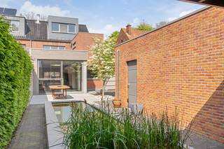 <strong>🏡 Te koop – instapklare, volledig gerenoveerde woning op toplocatie in Mol</strong><br /><br />In de gegeerde Jakobsmitslaan woon je in alle rust en groen, op wandelafstand van het centrum.<br />Een topligging waar privacy en bereikbaarheid perfect samenkomen.<br /><br />✨ Van bij aankomst voel je het al: een mooi aangelegde voortuin en de zij-ingang met automatische poort zorgen meteen voor dat extra gevoel van comfort en veiligheid.<br /><br />Binnenkomend via de inkomhal met apart gastentoilet, kom je in een ruime en lichtrijke leefruimte waar woonkamer en eetkamer mooi in elkaar overlopen.<br />De inbouwcassette in de zithoek zorgt in de winter voor de extra gezellige momenten.<br />De volledig uitgeruste keuken sluit hier perfect op aan. De keuken is praktisch ingericht en voorzien van alle inbouwtoestellen en afgewerkt met kwaliteitsmaterialen.<br />De Amerikaanse ijskast hoort in het geheel van de keuken.<br /><br />Naast de keuken is er een praktische berging met ingemaakte kasten, spoelbak en aansluiting voor wasmachine &amp; droogkast.<br />Van hieruit heb je ook toegang tot de kelder, ideaal voor extra stockage.<br /><br />Achteraan geniet je van een prachtig aangelegde tuin met vijver, overdekt terras en gezellige zithoek.<br />Een smaakvol aangelegd terras waar de aanplanting van struiken en sierboom u laten genieten van de rust.<br />Verder is de ruime garage + berging voorzien van een sectionale poort.<br /><br />Op de eerste verdieping vind je twee ruime slaapkamers en een stijlvolle badkamer met inloopdouche, toilet, dubbele lavabo en ligbad met bubbelbadfunctie.<br />De bovenste verdieping is ingericht als volwaardige derde slaapkamer, met daarnaast nog extra zolderruimte en technische berging. Apart toilet.<br /><br />🔊 Over de hele woning is een ingebouwd audiosysteem voorzien en een mooi uitgewerkt lichtplan met dimbare sfeerverlichting.<br /><br /><strong>⚡ Extra troef:  → energiezuinig wonen zonder zorgen.<br />* warmtepomp : vloerverwarming en koeling<br />* Isolatie-normen behaald<br />* 28 stuks zonnepanelen van 300W/Piek<br />* elektriciteit conform <br />* de lichtkoepel en schuiframen geven veel natuurlijk licht en een open look naar het terras<br />* in veel vertrekken zijn ingemaakte kasten voorzien</strong><br /><br />📐 Bewoonbare oppervlakte: 207 m²<br />📄 <strong>EPC: A</strong><br />🧾 Asbestatveilig<br /><br />✨🏡 Interesse? Prijs -kwaliteit is deze woning een aanrader.<br />Contacteer ons voor een plaatsbezoek en we geven u graag alle info.