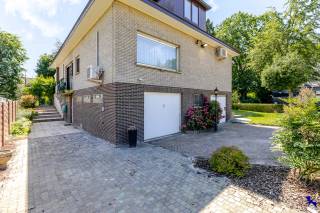 Bienvenue à Berlare !<br /><br />Vous recherchez une propriété pleine de caractère dans un emplacement calme et verdoyant ? Cette villa exceptionnelle est exactement ce qu’il vous faut !<br /><br />Avec une surface habitable d’environ 198 m² et 5 chambres, cette maison offre amplement d’espace pour toute la famille. Au fil des années, elle a été soigneusement entretenue et régulièrement modernisée pour répondre aux normes de confort actuelles.<br /><br />Le niveau de vie principal comprend un hall d’entrée spacieux, un séjour lumineux avec véranda attenante, une cuisine entièrement équipée, deux chambres et une salle de bains. À l’étage, vous trouverez trois chambres supplémentaires, une deuxième salle de bains ainsi qu’un espace polyvalent donnant accès à une agréable terrasse.<br /><br />À l’extérieur, vous pourrez profiter pleinement du grand jardin et de la terrasse ensoleillée, parfaits pour vous détendre en toute tranquillité dans un cadre verdoyant et privé. Un chemin soigné mène à la porte d’entrée, et plusieurs places de parking sont à disposition sur le terrain.<br /><br />Le confort est également au rendez-vous : la maison bénéficie d’un classement énergétique EPC C, d’un chauffage central au gaz via une chaudière HR, de double vitrage et de volets roulants partout. La toiture en ardoise a été refaite avec une isolation, tout comme les murs creux. Plusieurs unités de climatisation garantissent un confort optimal pendant les chaudes journées d’été.<br /><br />Un atout majeur est le vaste garage et espace de stockage de 112 m², comprenant deux garages intérieurs d’environ 23 m² et 30 m², une buanderie et plusieurs espaces de rangement. Avec une hauteur sous plafond confortable d’environ 2,50 m, ce niveau offre de nombreuses possibilités : stockage supplémentaire, atelier ou même une activité indépendante.<br /><br />Intéressé ? Contactez notre agence via info@hiro.be ou au 03 230 00 14 et découvrez si cette maison devient votre nouveau chez-vous !