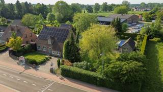 Prachtige ruime villa met naastliggende bouwgrond!<br /><br />Troeven:<br />- Villa op 10a29ca <br />- Bouwgrond 10a50ca met poolhouse en zwembad<br />- Volledig instapklaar <br />- Energielabel A!<br /><br />Deze prachtige ruime villa (goed voor 327m² woonoppervlakte), gelegen op 10a29ca met aangrenzend 10a50ca bouwgrond (met poolhouse en zwembad) wordt verkocht in zijn geheel.<br /><br />Eenmaal we de woning betreden, merken we direct hoeveel ruimte en comfort hier aanwezig is. Vanuit de inkomhal, is er toegang tot de bureau/slaapkamer gelijkvloers. Deze ruime kamer is voorzien van een volledig ingebouwde kastenwand. Verder kunnen we vanuit de inkomhal naar het verdiep alsook de leefruimte. In de leefruimte valt de speelsheid met ruimtes en de grote hoeveelheid lichtinval zeer hard op.<br /><br />De leefruimte (voorzien van 2 airco's in 2021) is één geheel, samen met de vernieuwde aanbouw en keuken. In de leefruimte, de hal en het kantoor ligt marmer, terwijl in de keuken er een prachtige tegelvloer aanwezig is en de aanbouw voorzien werd van parket. De keuken is high-end en compleet afgewerkt. Zo is er een gewone oven, een stoomoven, een combi-oven, een nieuwe vaatwasser, een inductievuur (5-pits) en een ruime koelkast. Verder is er een eiland en een hoge kastenwand voorzien van elektronische lades en genoeg stopcontacten. Het eiland heeft een Corian-werkblad. Achter de keuken vinden we nog een koele berging voor extra voorraad te stockeren. <br /><br />Verder vinden we gelijkvloers nog een apart toilet met wastafel, alsook een zeer ruime wasplaats voorzien van inloopdouche, wastafel en zeer veel ingebouwde kasten.<br /><br />Op verdiep vinden we vervolgens 4 grote slaapkamers en een zeer ruime badkamer terug. Op de overloop hangt opnieuw een airco van 2021, alsook in de master bedroom werd dit voorzien. De badkamer is voorzien van een bad, douche, toilet en een zeer ruim badmeubel. Deze ruimte werd volledig betegeld.<br /><br />Via een vlizotrap heeft men toegang tot de zolder, die absoluut nog de mogelijkheid biedt om extra woonruimte te creëren. <br /><br />Deze ruime woning wordt verwarmd aan de hand van luchtluchtwarmtepompen en een condenserende gasketel van 2014. De EPC-score bedraagt 84, wat een fantastisch resultaat is want gelijk staat aan een A-label. Ook is er in totaal voor 15.220 WP aan zonnepanelen voorzien. Tevens zorgt de elektrische home manager dat het huis klaar is voor optimalisatie van het stroomverbruik. Hij maximaliseert het eigenverbruik door toestellen, opslagsystemen, warmtepompen en laadstations voor elektrische voertuigen aan te sturen op basis van verbruiksprofielen en weersvoorspellingen.<br /><br />Buiten vinden we een ruime inrit die tot achter gaat naar de zeer ruime garage. De garage is voorzien van een sectionale poort en er werd een laapaal aan toegevoegd. Hier is nog een bergzolder, zodanig dat er voldoende stockageruimte is. 2. Naast de garage vinden we een overkapping terug, waardoor 2 auto's perfect droog kunnen staan en er is ook een laadpaal voor elektrische wagens.<br />Vervolgens vinden we dan nog een extra bergruimte terug, waar de installatie van het zwembad zich ook in bevindt.<br /><br />Het ruime ingebouwde zwembad is voorzien van een nieuw polycarbonaat roldeck, waardoor het veel sneller opwarmt en langer warm blijft. Uiteraard is er ook een zwembadinstallatie om het zwembad te onderhouden en te verwarmen. Naast het zwembad staat een prachtig poolhouse. Dit poolhouse is voorzien van een gaskachel, heeft veel charme door de aanwezige eiken balken en een natuurstenen vloer. Het is voorzien van een bar met koelkast, wat het heerlijk vertoeven maakt hier.<br />Ook is er nog een pergola aanwezig met diverse stopcontacten en krachtstroom.<br /><br />Dit geheel, ligt op een perceel van 20a79ca, maar bestaat eigenlijk uit twee bouwkavels. Hierdoor is er een mogelijkheid om (op latere termijn) nog een woning te plaatsen voor het zwembad en poolhouse.<br /><br />Heb jij interesse of vragen over dit prachtige geheel?<br />Contacteer ons op 011 55 64 00 of info@vastgoedfransen.be.