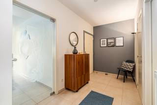 [[ DIT PAND NEEMT DEEL AAN DE ERA OPEN HUIZEN DAG OP 19/9 VAN 16:00 TOT 17:00 ]] 
<p><strong>Modern appartement in het centrum van Zaventem met terras en lift.</strong><br />Dit verzorgde appartement uit 2007 combineert een centrale ligging met hedendaags wooncomfort. Gelegen in het centrum van Zaventem, vlak bij openbaar vervoer, het treinstation, parken en belangrijke invalswegen, geniet u hier van een uitstekende bereikbaarheid. Dankzij het EPC-label A, conforme elektriciteit en de afwezigheid van asbest is dit appartement bovendien bijzonder energiezuinig en instapklaar. De ruime woonkamer met veel lichtinval sluit mooi aan op het terras, terwijl de praktische indeling zorgt voor aangenaam wonen. Extra comfort wordt geboden door de lift in het gebouw en de aanwezige staanplaats en kelder.<br /><br /><u><strong>Belangrijkste ruimtes:</strong></u><br />• Ruime woonkamer (38 m²) met veel lichtinval en toegang tot het terras<br />• Keuken (8 m²) met praktische indeling<br />• Twee slaapkamers van 14 m² en 13 m²<br />• Badkamer (7 m²)<br />• Inkomhal (8 m²)<br />• Apart toilet (1,5 m²)<br />• Berging (3 m²)<br />• Terras<br />• Kelder<br />• Staanplaats<br /><br /><u><strong>Troeven:</strong></u><br />• EPC A, conforme elektriciteit en geen asbest<br />• Centrale ligging in het centrum van Zaventem<br />• Lift aanwezig in het gebouw<br /><br />Meer informatie of een bezoek met Joery Van De Gucht? Contacteer ons via +3223351115<br />JOUW DROOMAPPARTEMENT. ZO GEVONDEN!</p>