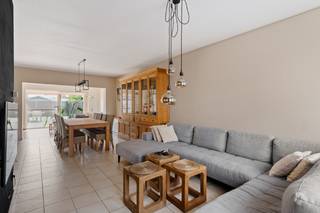 Uiterst gunstig gelegen woning in een zeer rustige en kindvriendelijke woonomgeving! Dit huis bevindt zich in een aangename woonwijk, ideaal voor gezin met kinderen. Het ligt tevens op wandelafstand van het park van Boom en in de nabije omgeving van verschillende grootwarenhuizen, scholen en het openbaar vervoer. De oprit van de A12 ligt op slechts 3 min. rijden en biedt vlotte verbindingen naar Antwerpen en Brussel.<br /><br />Dit eigendom werd gebouwd in 1990. Het werd steeds zeer goed onderhouden en is volledig instapklaar! De keuring van de elektriciteit is volledig conform. Zeer goede EPC score: Label B. 24 zonnepanelen + 15K bat zijn aanwezig. Het <em><strong>GLVL</strong></em> is ingedeeld in een inkomhall, een apart toilet, een zeer ruime woonkamer van 50m2, een volledig ingerichte keuken met granieten werkblad, een wasplaats en een inpandige garage. Op het <strong><em>1e verdiep</em></strong> bevinden zich 3 slaapkamers, een apart toilet en een volledig ingerichte badkamer. Verder leidt een vaste trap naar een zeer mooie zolderruimte van 52m2 op het <strong><em>2e verdiep, </em></strong>die ingericht kan worden in extra slaapkamers, een hobbyruimte,... De tuin is verzorgd en gezellig ingericht met kunstgras, een tuinberging en een kwalitatieve zonneluifel. <br /><br />📞 Contacteer ons vandaag nog voor een afspraak via info@leximmo.be of 03/459.99.99!