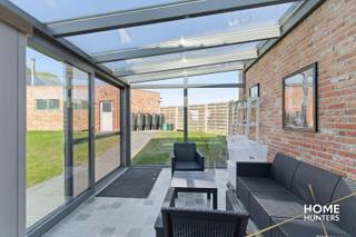 Op zoek naar een comfortabele en lichtrijke woning in een aangename, rustige omgeving? Deze instapklare halfopen bebouwing in het charmante Leffinge biedt alles wat u nodig heeft voor zorgeloos wonen.<br /><br />U betreedt de woning via de ruime veranda, waar u meteen geniet van een prachtig zicht op de zonovergoten tuin — een ideale plek om tot rust te komen in elk seizoen. Vanuit de veranda komt u in de volledig uitgeruste keuken die aansluit op de gezellige leefruimte.<br /><br />Op het gelijkvloers bevindt zich verder een praktische slaapkamer of bureau, een badkamer met inloopdouche en een aparte wasberging.<br /><br />De bovenverdieping omvat een nachthal en twee volwaardige slaapkamers, perfect voor een gezin of extra hobby- of logeerruimte.<br /><br />Een absolute troef is de dubbele garage, bereikbaar via een zijweg, wat zorgt voor extra comfort en privacy.<br /><br />Kortom, een verzorgde en functionele woning met veel lichtinval, gelegen in een rustige buurt met een vlotte bereikbaarheid.<br /><br />Interesse? Laat u verrassen door de charme en mogelijkheden van deze woning!