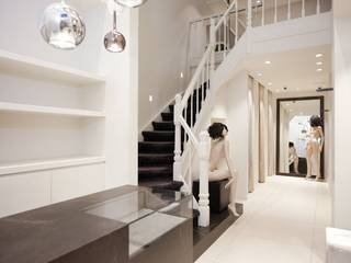 This unique commercial property is located in the bustling center of Aalst, on the lively Nieuwstraat. The Nieuwstraat is one of the most visited shopping streets in the city, so the building enjoys optimal visibility and constant passage - ideal for a wide range of trading activities.The Keizersplein, the Hop Market and the Vredeplein are just a few minutes' walk away, where you will find a wide range of shops, restaurants and parking options. The building is characterised by a stylish, characterful façade that immediately attracts attention. With three fully-fledged floors, this commercial property also offers a wide range of uses — from retail space to office function, or a combination.