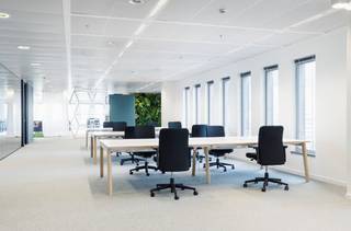 Fantastisch gelegen en volledig instapklare kantoren te huur, <strong>perfect gelegen nabij het centrum Gent Zuid en vlakbij de op- en afritten van de E17</strong>.<br /><br />De kantoorruimte bevindt zich op de <strong>7e verdieping</strong> van het gebouw, waardoor deze niet alleen profiteert van een panoramisch uitzicht, maar ook van een uitmuntende zichtbaarheid. <br />Het kantoorcomplex biedt tal van exclusieve faciliteiten waaronder een gratis pendelbus van en naar het station.<br /><br />Verder zijn er gezellige gemeenschappelijke ruimtes waar je kan ontspannen of overleggen, een koffiehoek voor een snelle break, en zelfs een carwash en wasserette ter plaatse. Daarnaast kunnen sportieve werknemers terecht in een sportgedeelte.<br /><br />De <strong>gunstige parkeerratio </strong>zorgt ervoor dat er voldoende parkeerplaatsen zijn aan het gebouw zelf, en er is bovendien de mogelijkheid om extra archiefruimte te huren indien nodig. Beschikbaar vanaf 1 juni 2026!<br />Contacteer <strong>PANORAMA B2B GENT KANTOREN </strong> voor bijkomende informatie, gedetailleerde plannen of een vrijblijvend plaatsbezoek op het nummer <strong>09 225 09 02</strong>.<br /> 