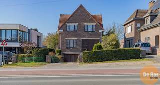 KIJKDAG 11/04/26 VAN 13U TOT 17U (ENKEL OP AFSPRAAK)<br /><br />WELLE - Vrijstaande woning op een perceel van 7a 78ca, uitstekende kans voor wie op zoek is naar een renovatieproject met sterke basisstructuur en heel wat uitbreidingsmogelijkheden. <br /><br />De woning is volledig onderkelderd, wat meteen zorgt voor extra ruimte en praktische opslag.<br />Op het gelijkvloers kom je binnen via een ruime inkomhal die toegang geeft tot bureau en de grote leefruimte met aansluitende keuken. <br />De eerste verdieping telt vier slaapkamers, ideaal voor een gezin of wie graag extra hobby- of werkruimte voorziet. De grote zolder biedt bovendien bijkomende mogelijkheden: een extra slaapkamer, bureau of polyvalente ruimte behoren hier perfect tot de opties.<br />De combinatie van een solide structuur, een diepe tuin en de ligging in Welle maakt van deze woning een bijzonder interessant renovatieproject met toekomstwaarde.<br /><br />Interesse? Boek snel uw afspraak voor bezoek. 053/606560